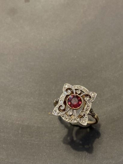 null ANCIENNE BAGUE FINEMENT AJOUREE

En argent et or jaune centrée d'une pierre...