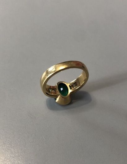 null BAGUE

En or jaune 18K (750 millièmes), ornée d'une émeraude ovale épaulée de...