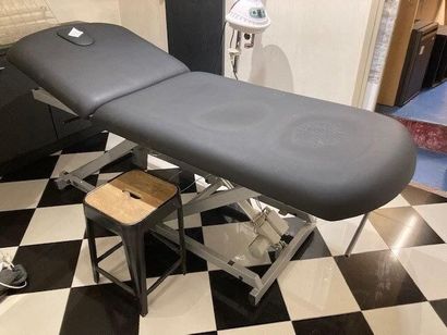null 1 table de massage en skaï noir et chrome, commandes électriques

1 tabouret...