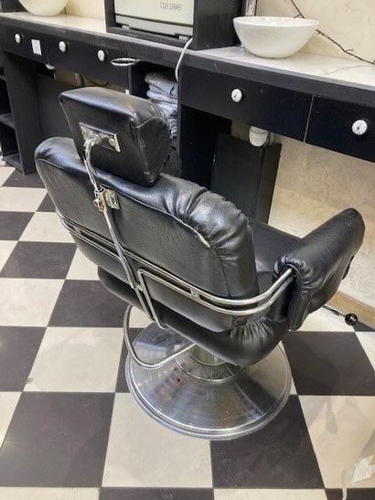 null 1 fauteuil de barbier en skaï noir et chrome circa 1970's