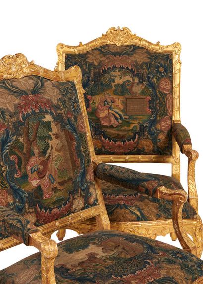 SUITE DE QUATRE GRANDS FAUTEUILS À CHÂSSIS ET À DOSSIER PLAT * SUITE OF FOUR LARGE...