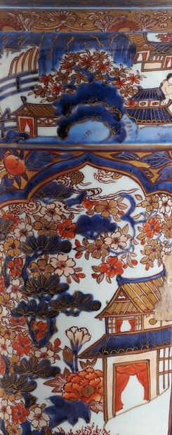 null JAPON

Milieu époque EDO (1603-1868)

VASE CORNET

En porcelaine émaillée polychrome...