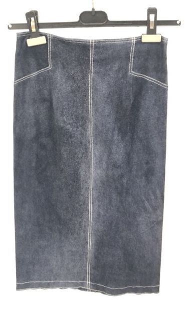 null Jupe couleur jean en cuir de chèvre, de la marque SCHIMMEL

Taille 36

100%...