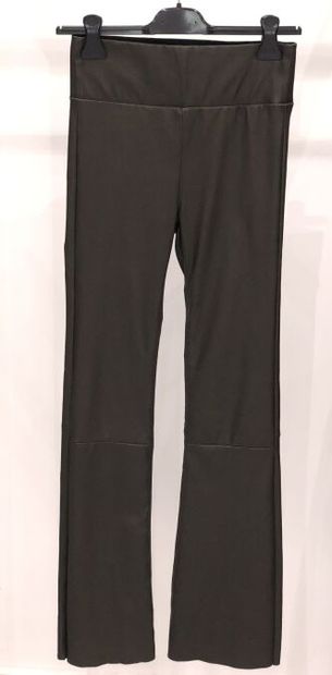 null Pantalon kaki foncé en cuir d'agneau, de la marque SCHIMMEL

Taille 38

100%...