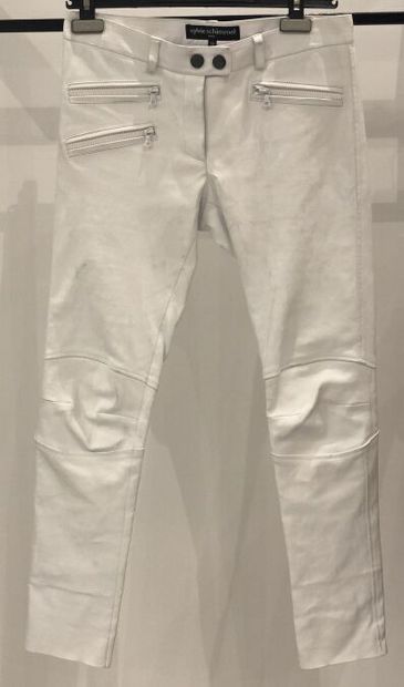 null Pantalon blanc en cuir d'agneau, de la marque SCHIMMEL

Taille 38

100% cuir...