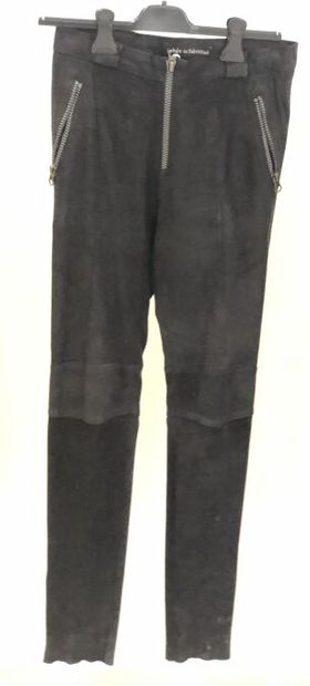 null 155. Pantalon noir en peau, de la marque SCHIMMEL

Aucune indication de taille

Aucune...