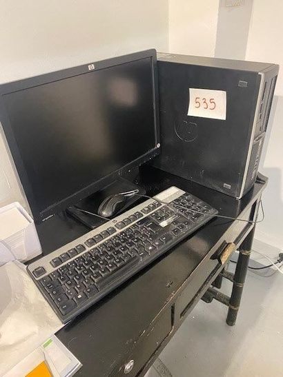 null 2 micro-ordinateurs HP, 2 écrans HP Compaq LE 2022, clavier et souris