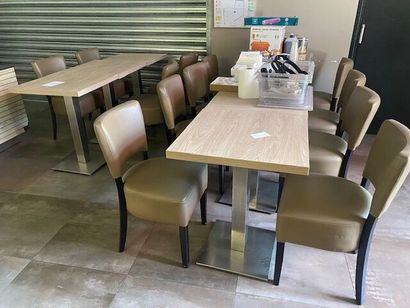  7 tables carrées en stratifié bois avec piètements en métal 
14 chaises en similicuir...