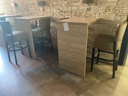 null 7 tables carrées en stratifié bois avec piètements en métal

14 chaises en similicuir...