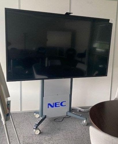 1 écran géant NEC avec pied et télécommande,...
