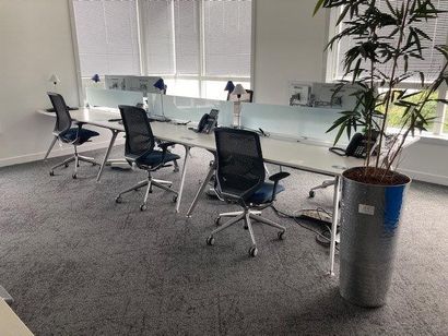 null 2 bureaux double face avec séparateur en verre en stratifié blanc 

4 bureaux...