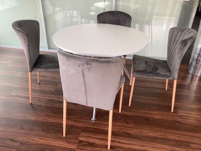 null 
3 tables rondes en stratifié blanc 4 pieds métal 




8 chaises en velours...