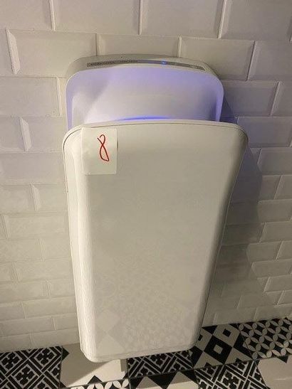 
1 sèche-mains de marque ROSSIGNOL
