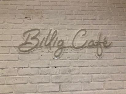 null 
1 enseigne lumineuse led "Billig Café"

5 suspensions néons

4 appliques m...