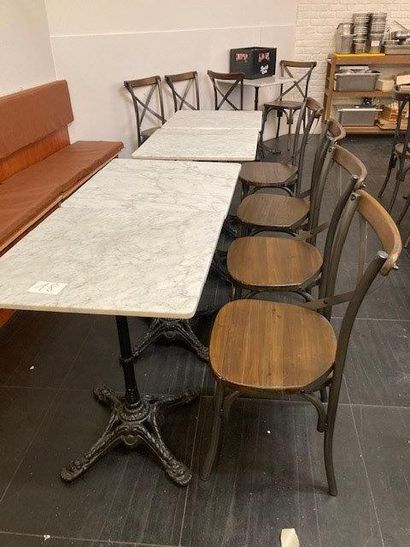 null 
11 tables carrées en marbre

18 chaises en bois

1 desserte mobile en bois...