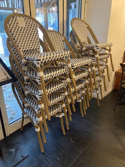 null 
14 chaises en résine tressée

11 chaises en bois

9 tables carrées en marbre

7...
