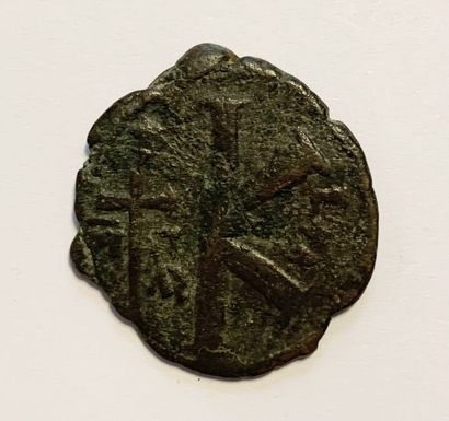 null BYZANTINE

Ensemble de 5 monnaies en bronze dont deux jolis follis de Justinien...