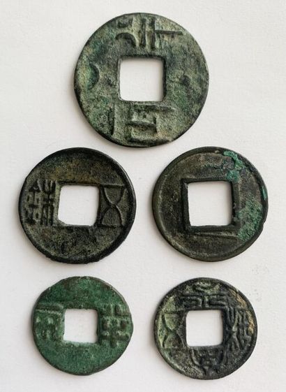 CHINE

Ensemble de 5 monnaies diverses dont...