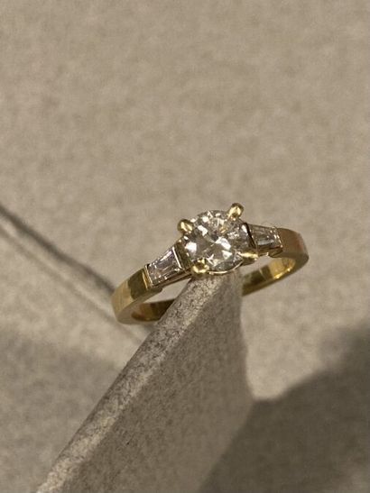 null BELLE BAGUE SOLITAIRE

En or jaune 18K (750 millièmes), centrée d'un diamant...