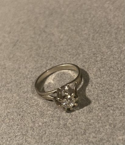 null PETITE BAGUE SOLITAIRE

En or gris 18K (750 millièmes) centrée d'un diamant...