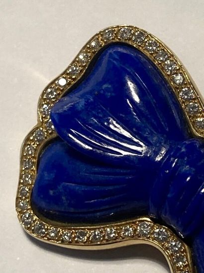 null BROCHE

En or 18K (750 millièmes) représentant un noeud orné de lapis-lazuli,...