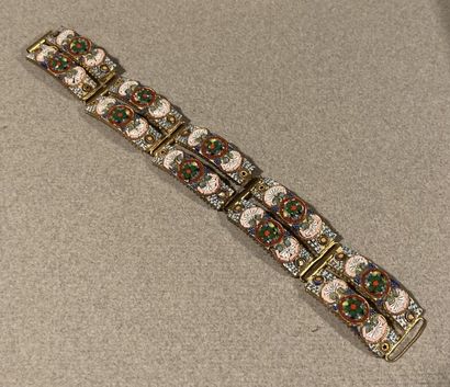 null BRACELET "BARRETTES"

En métal composé de cinq maillons doubles à décor en micro-mosaïque...