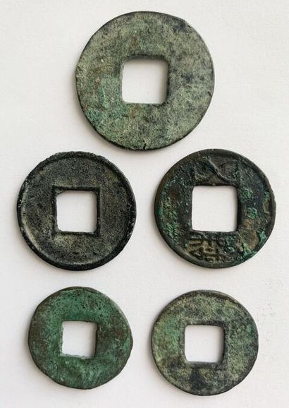 null CHINE

Ensemble de 5 monnaies diverses dont Banliang et Wushu



Provenance:...