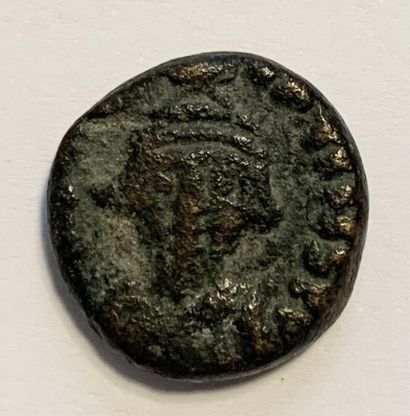 null BYZANTINE

Ensemble de 5 monnaies en bronze dont deux jolis follis de Justinien...