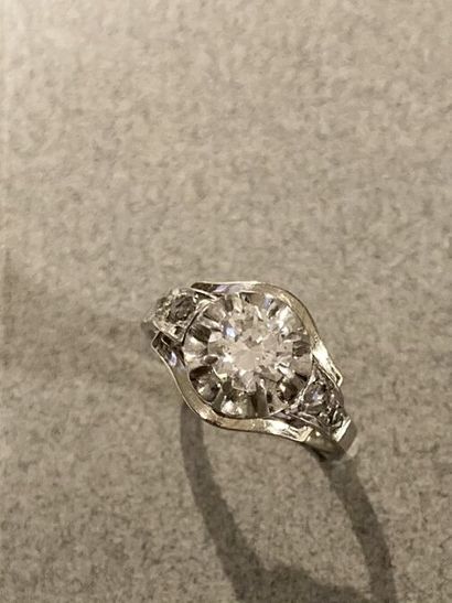 null BAGUE

En platine et or blanc 18K (750 millièmes), centrée d'un diamant pesant...