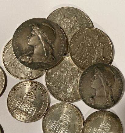 null FRANCE

Lot de monnaies en argent comprenant : 1 pièce de 50 frs, 3 pièces de...