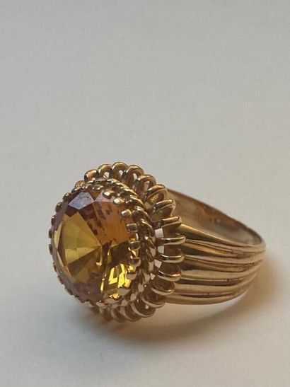 null ANCIENNE BAGUE
En or jaune/rose 18K (750 millièmes) à anneau godronné, centrée...