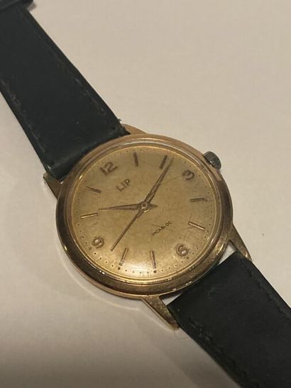 null LIP - DEUX MONTRES VINTAGE
En métal doré, l'une à cadran rond à chiffres arabes,...