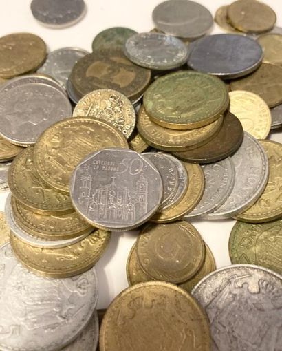 null LOT OF CURRENCIES AND JETONS (About 80 pieces) : 
Monaco, United Kingdom, Italy,...