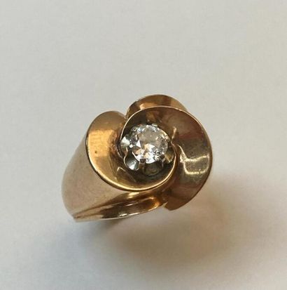 null ANCIENNE BAGUE TOURBILLON
En or rose 18K (750 millièmes), centrée d'un diamant...