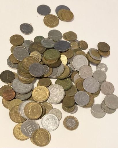 null LOT OF CURRENCIES AND JETONS (About 80 pieces) : 
Monaco, United Kingdom, Italy,...
