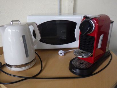 null Lot : 
- 1 bouilloire MOULINEX 
- 1 micro-ondes SAMSUNG 
- 1 machine à café...