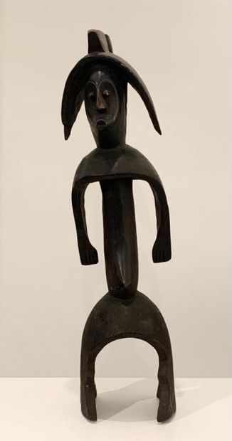 null MUMUYÉ - NIGERIA (de type)
Grande statuette stylisée de femme représentée debout,...