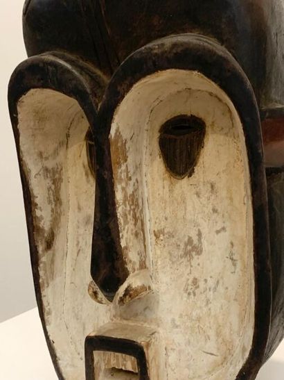 null FANG - AFRIQUE CENTRALE (de type)
Grand masque en bois à patine brune et kaolin,...