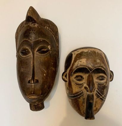 null BAOULÉ - CÔTE D'IVOIRE ET OGONI - NIGER (de type)
Deux masques à patine brun...
