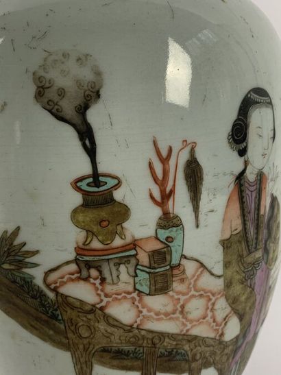 null VASE PANSU
En porcelaine à décor polychrome de deux femmes debout sur une terrasse,...