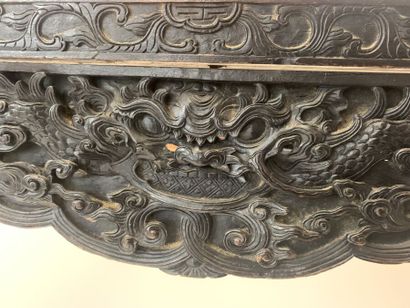 null CHINE - Vers 1900
Banquette en bois sculpté de dragons pourchassant la perle...