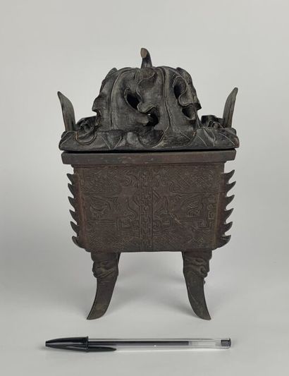 null CHINE - XIXe siècle
Brûle-parfum fangding en bronze ciselé de masques de taotie...