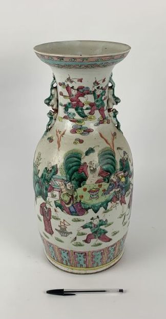 null VASE BALUSTRE A COL EVASE
En porcelaine et émaux polychromes de la Famille Rose...