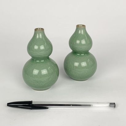 null PAIRE DE PETITS VASES DOUBLE-GOURDES
En porcelaine émaillée céladon.
Cachet...