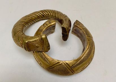 null AFRIQUE NOIRE 
Deux bracelets jonc en alliage de bronze, à décor géométrique...