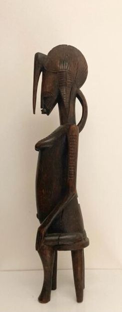 null SENOUFO - MALI (de type)
Grande sculpture de femme en bois à patine brune nuancée,...