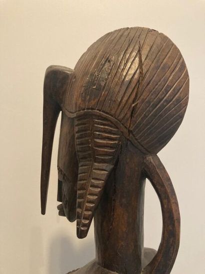 null SENOUFO - MALI (de type)
Grande sculpture de femme en bois à patine brune nuancée,...
