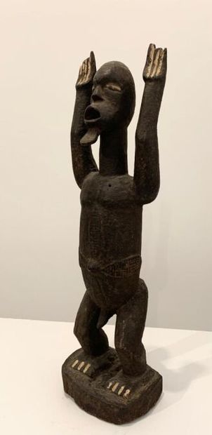 null TAM - DOGON - MALI (de type)
Statuette masculine représentée en pied bras levés,...