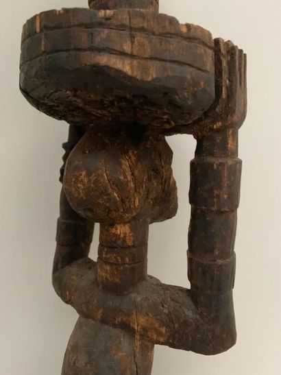 null AFRIQUE NOIRE 
Statue " Totem " en bois léger patiné et brûlé figurant une femme...