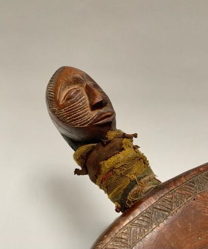 null AFRIQUE NOIRE 
Tabouret tripode en bois naturel biface sculpté de deux têtes...